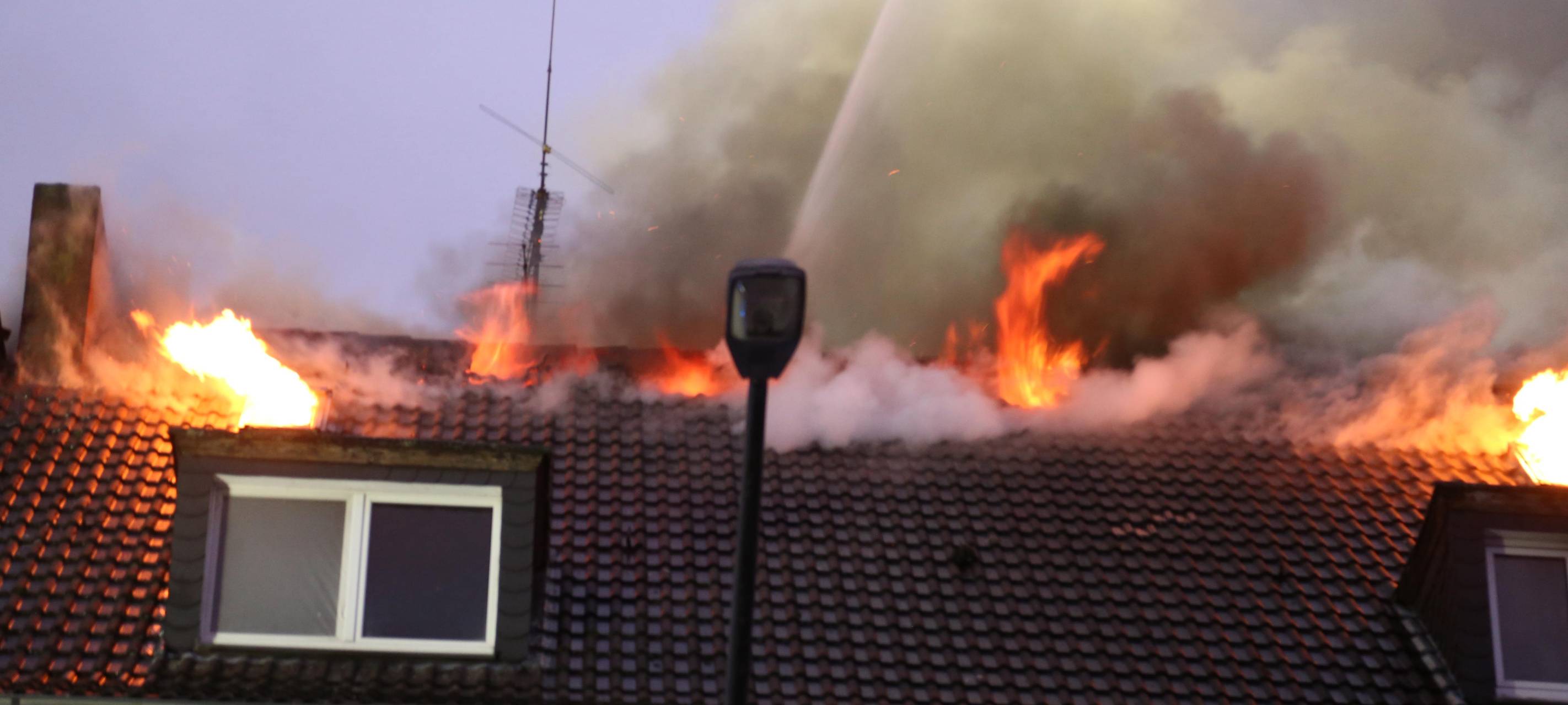 Großeinsatz in Essen: Dachstuhl in Flammen