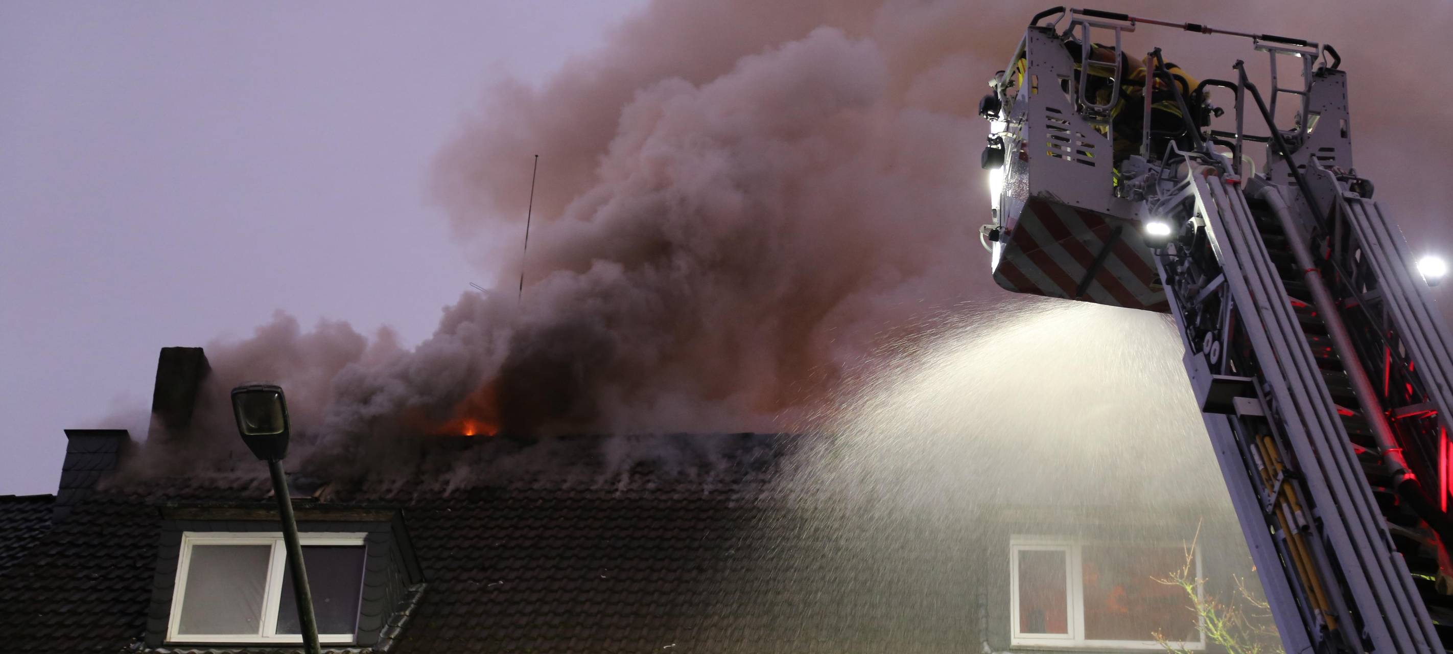 Großeinsatz in Essen: Dachstuhl in Flammen