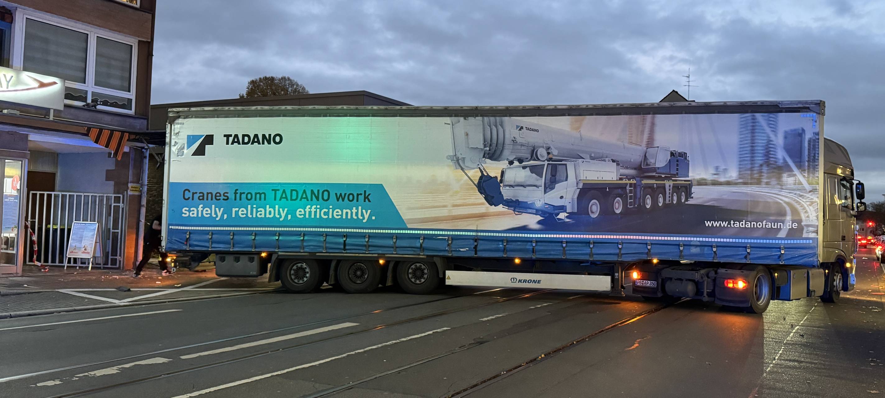 Straße in Essen gesperrt: LKW rammt Haus