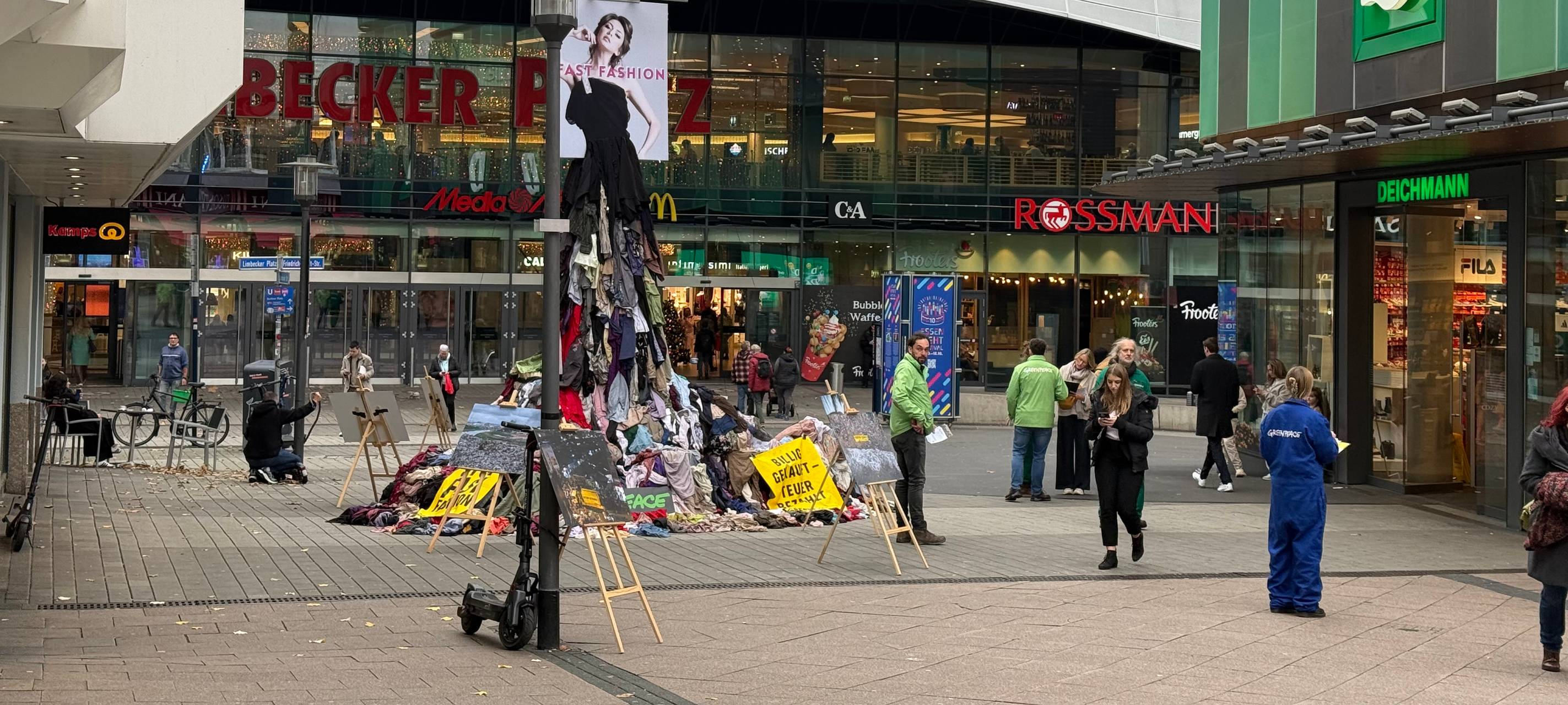 Statue in Essen aus alter Kleidung