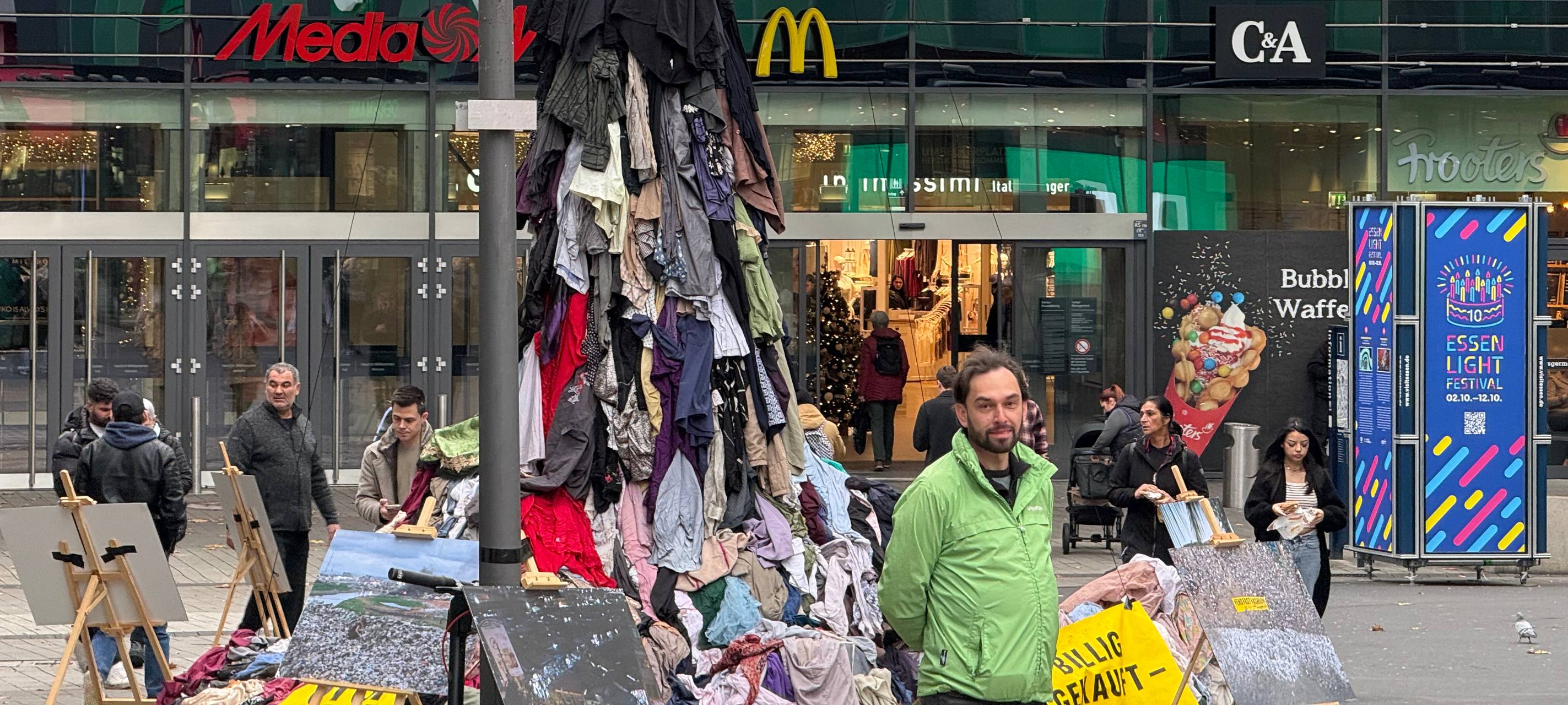 Statue in Essen aus alter Kleidung