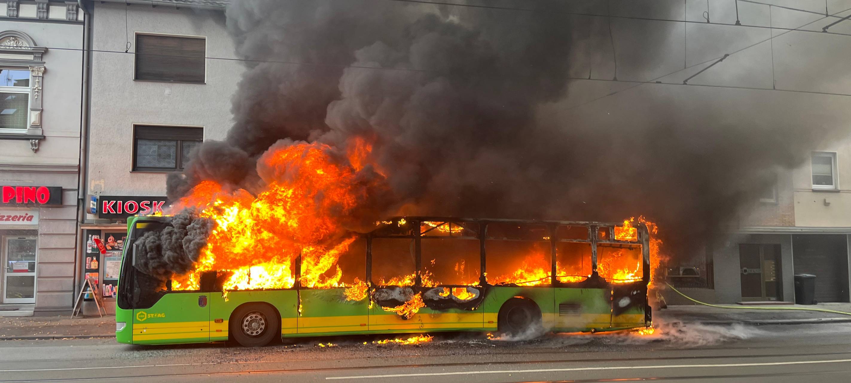 Rauchwolke in Essen: Linienbus ausgebrannt