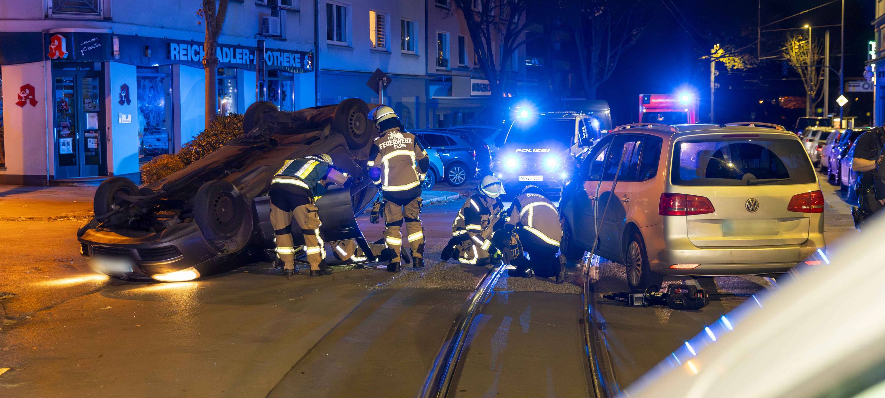 Auto in Essen nach Unfall auf dem Dach gelandet