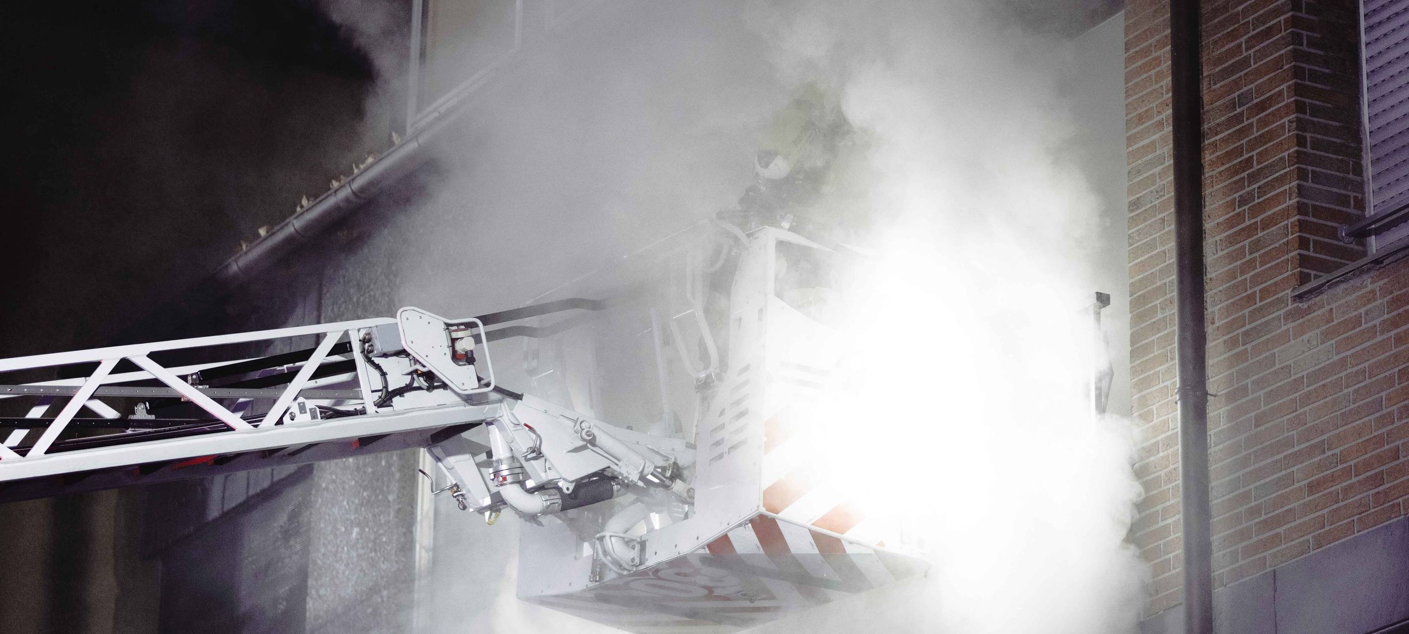 Feuerwehr Essen im Großeinsatz: Mehrfamilienhaus abgebrannt - 10 Personen gerettet!