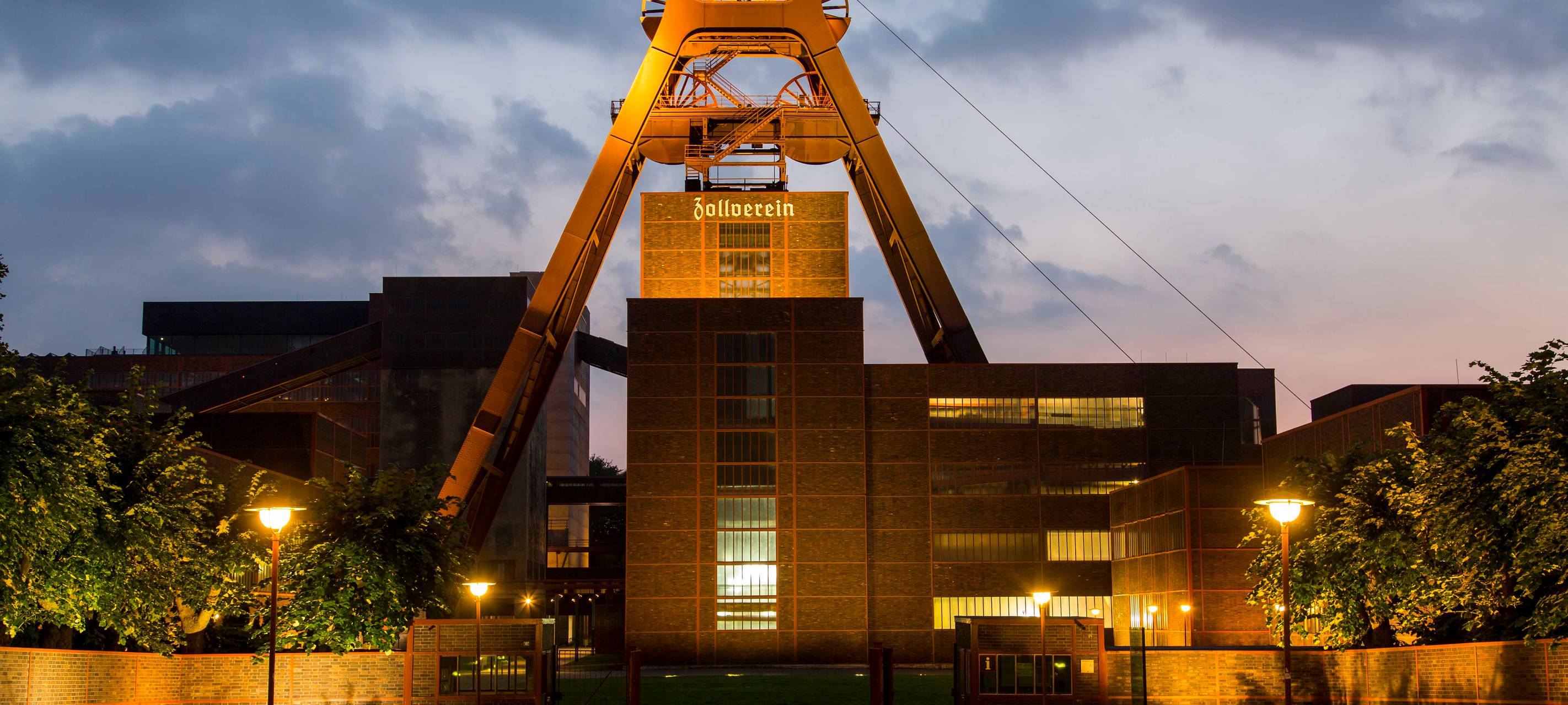 Zollverein und Uniklinik in Essen setzen Zeichen für Kinderrechte - blaue Gebäude
