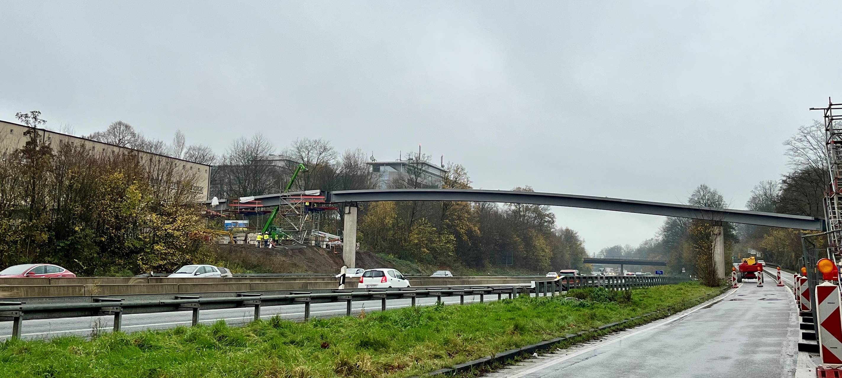 Neue Fußgängerbrücke über die A52 in Essen.