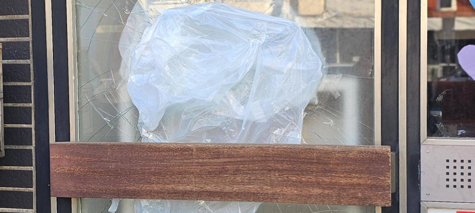 Angriff auf Parteibüro in Essen - Stein zertrümmert Scheibe