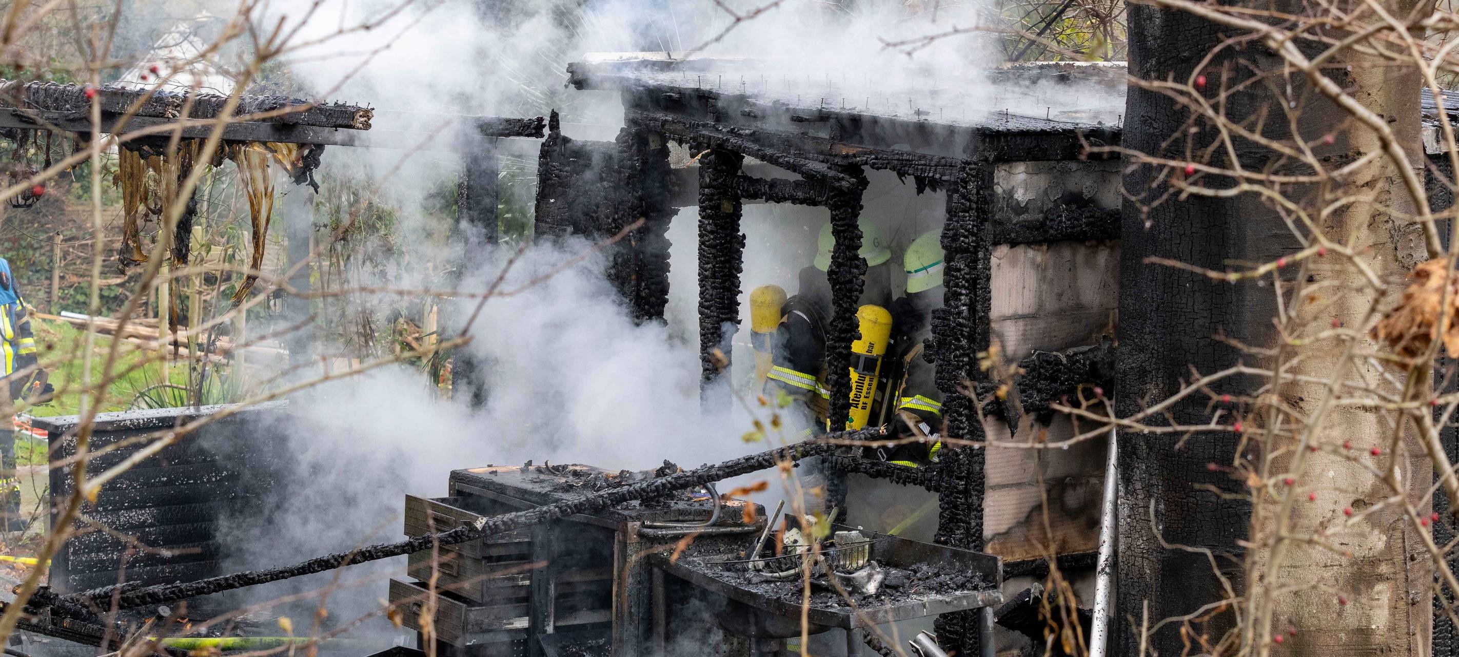 Mehrere Brände in Essen: Alte Lagerhalle in Flammen