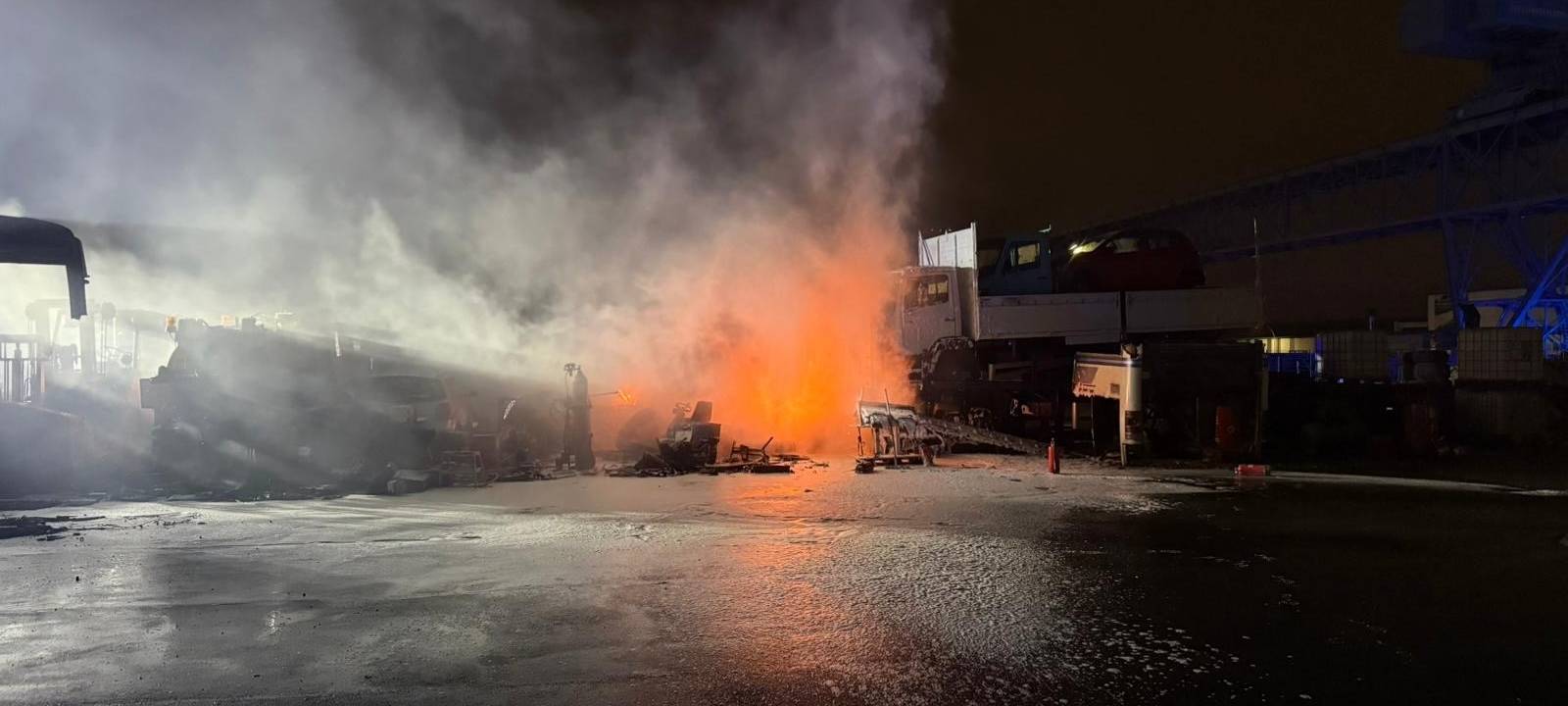 Mehrere Brände in Essen: Alte Lagerhalle in Flammen