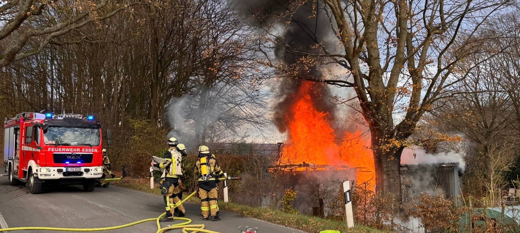Mehrere Brände in Essen: Alte Lagerhalle in Flammen