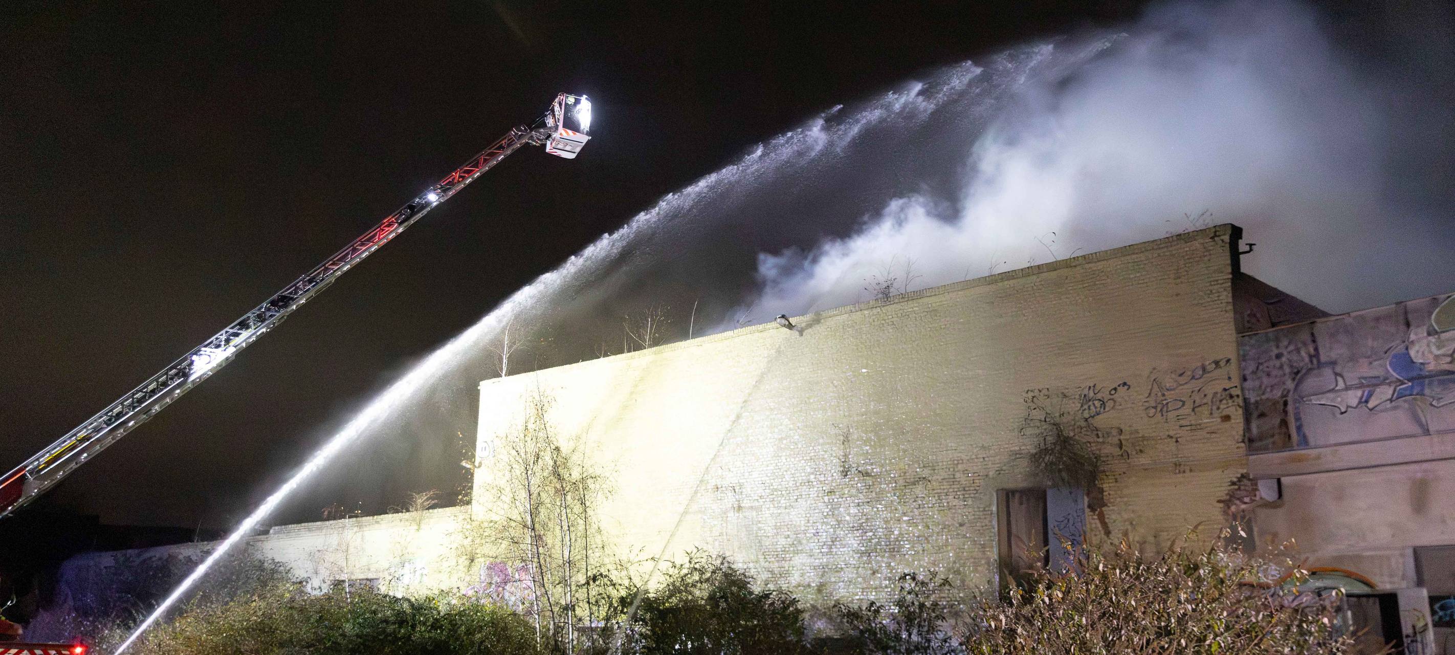 Mehrere Brände in Essen: Alte Lagerhalle in Flammen