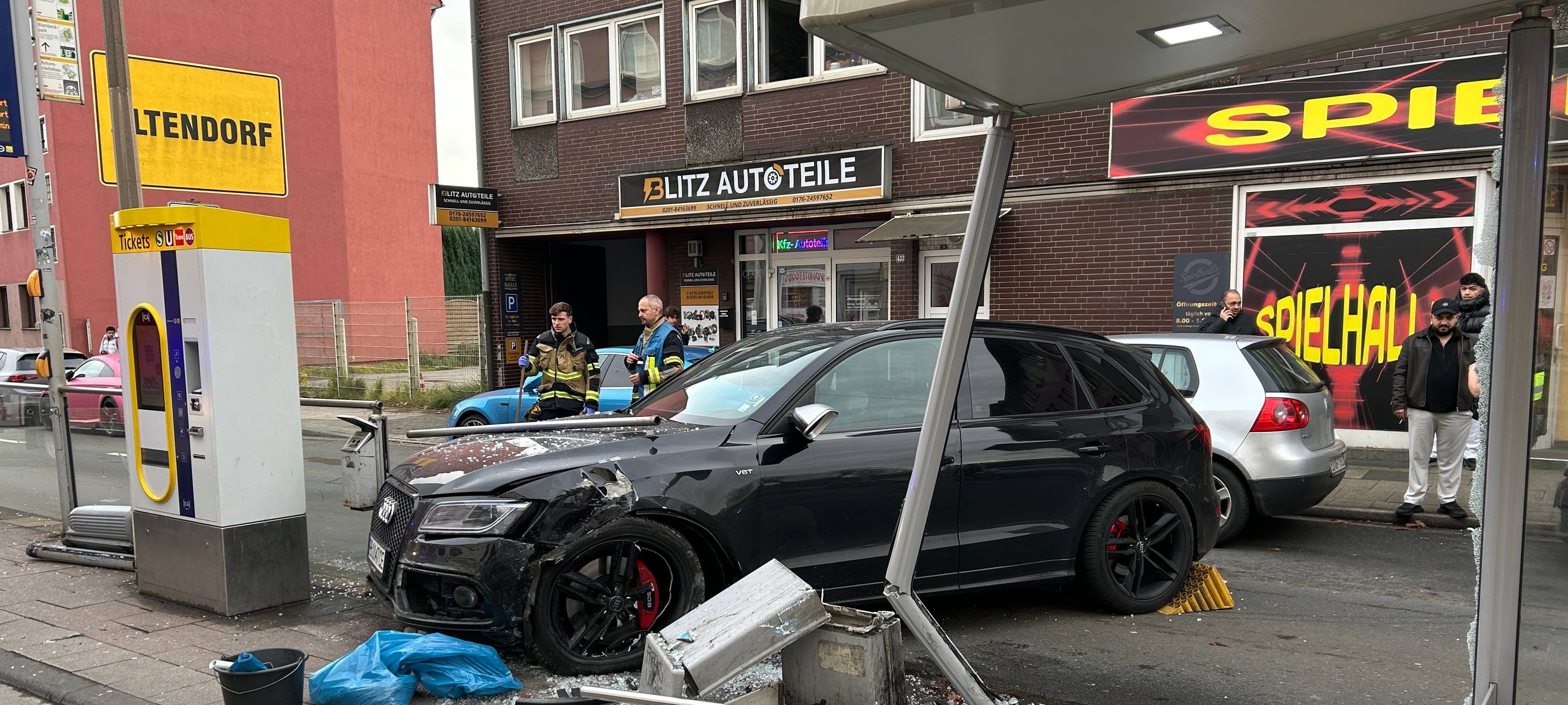Auto in Essen fährt in Haltestelle