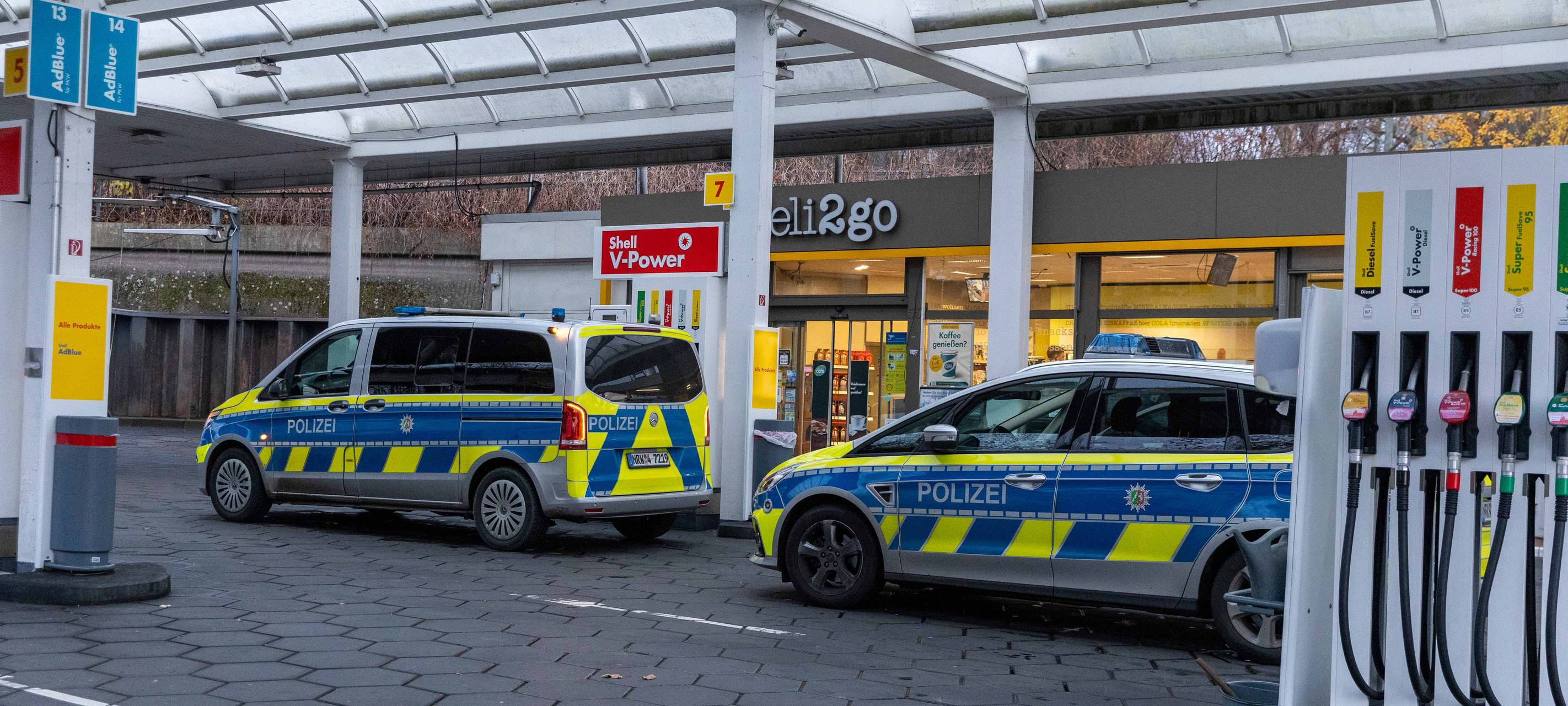 Polizei Essen an Tankstelle im Einsatz