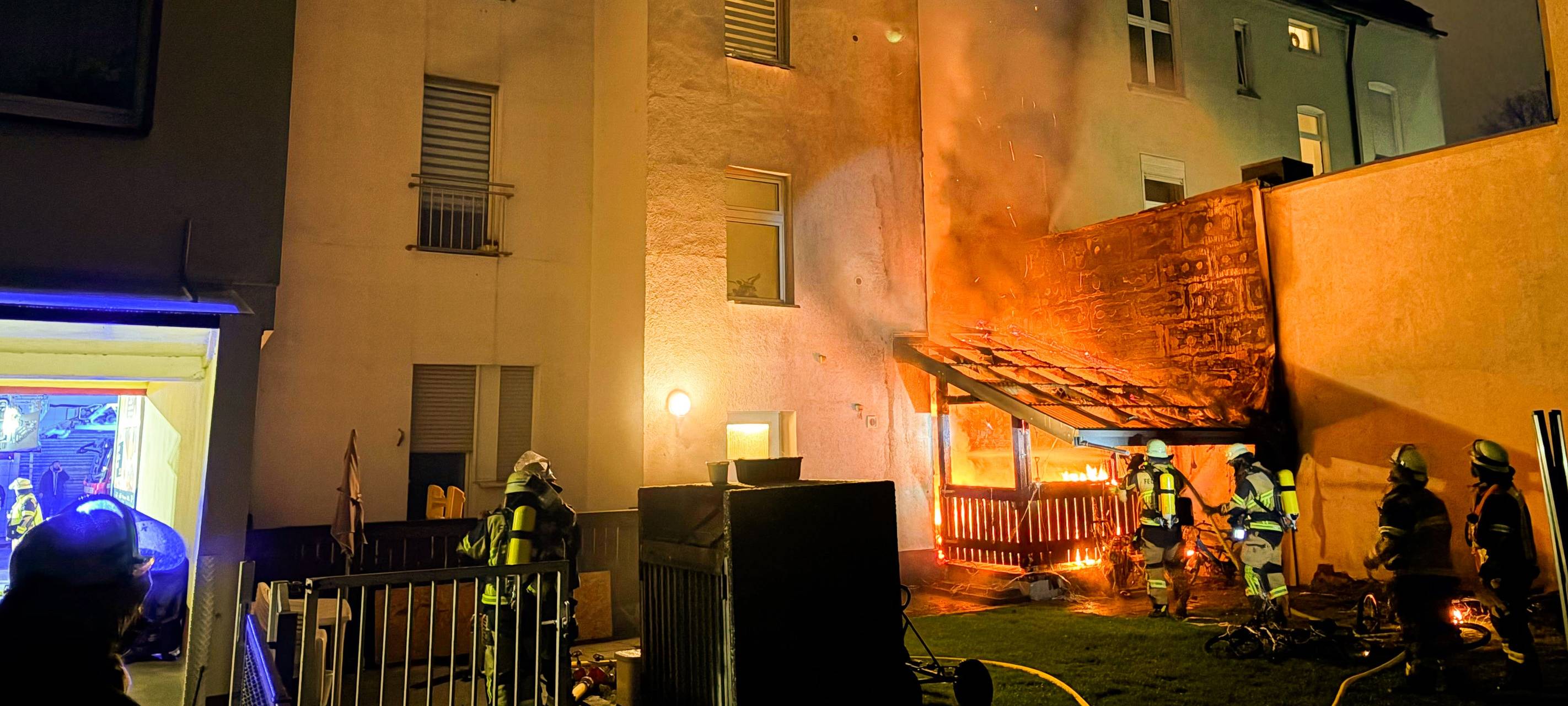 Feuer im Hinterhof in Essen - Wohnungen unbewohnbar