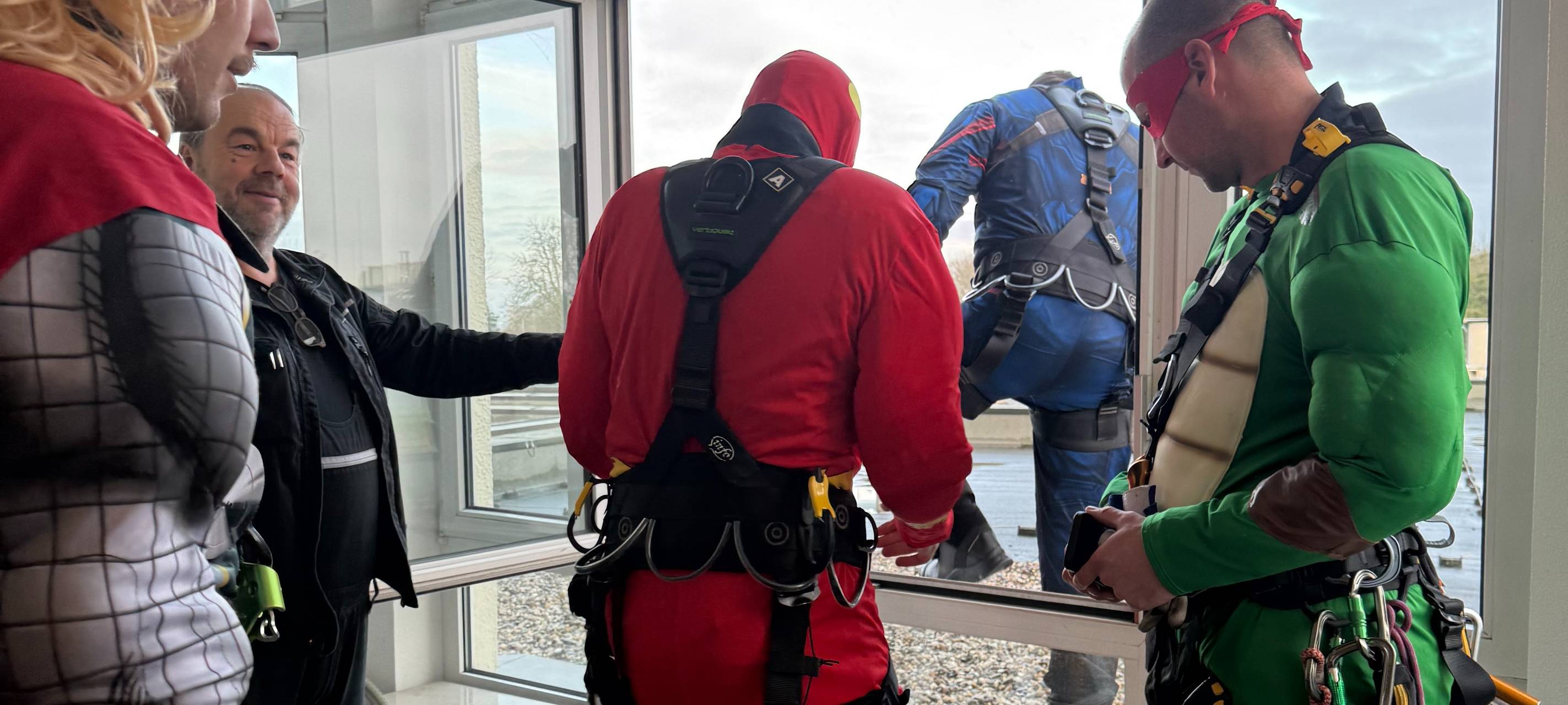 Superhelden in Essen seilen sich an Kinderklinik ab
