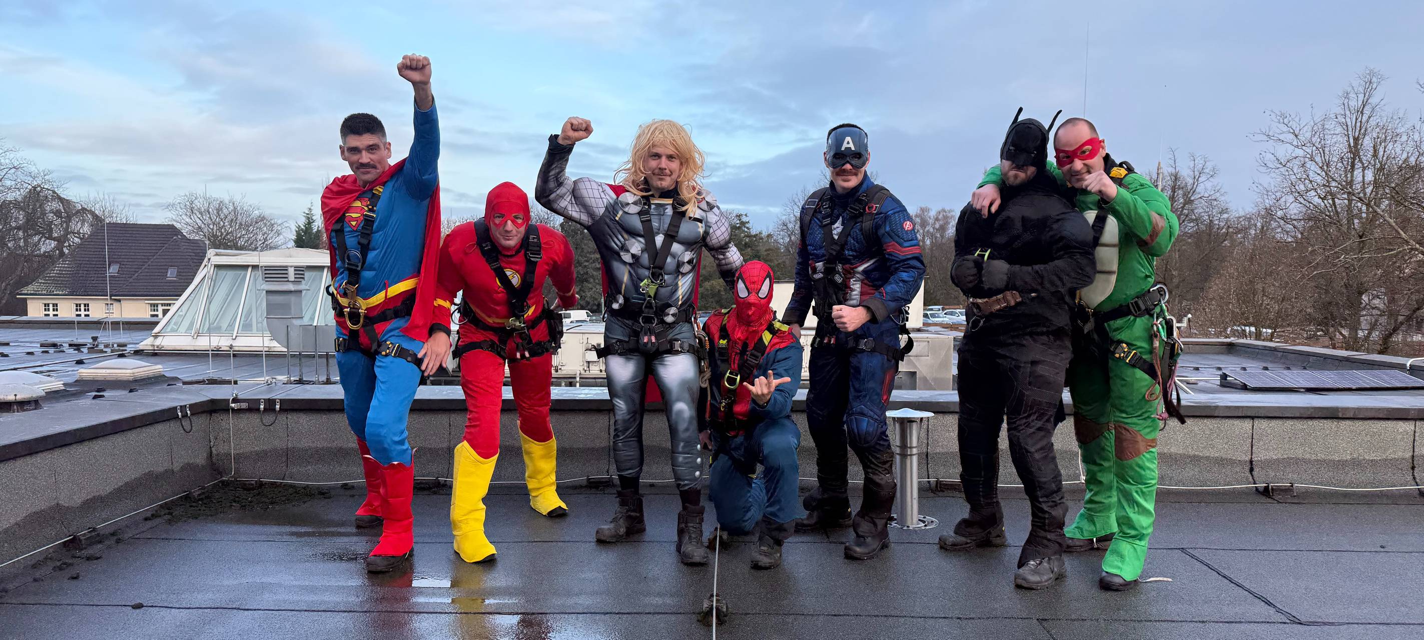 Superhelden in Essen seilen sich an Kinderklinik ab