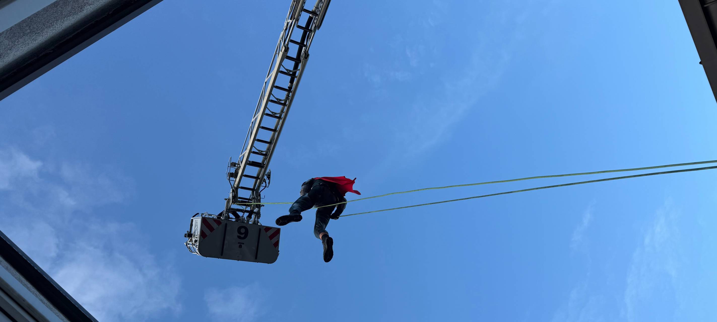 Superhelden in Essen seilen sich an Kinderklinik ab
