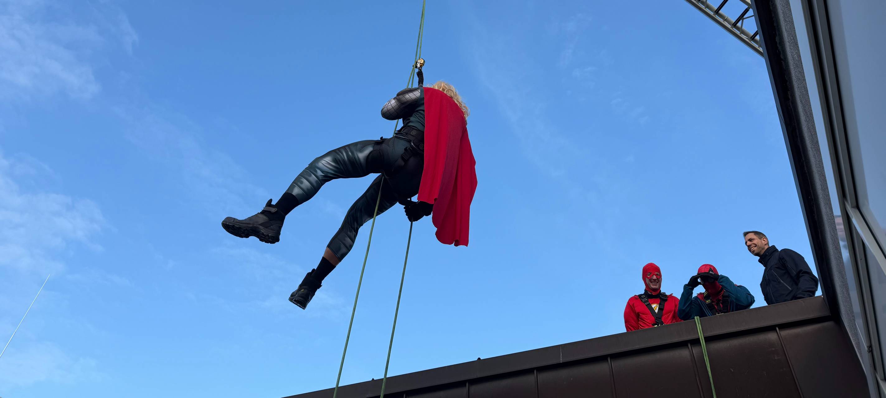 Superhelden in Essen seilen sich an Kinderklinik ab