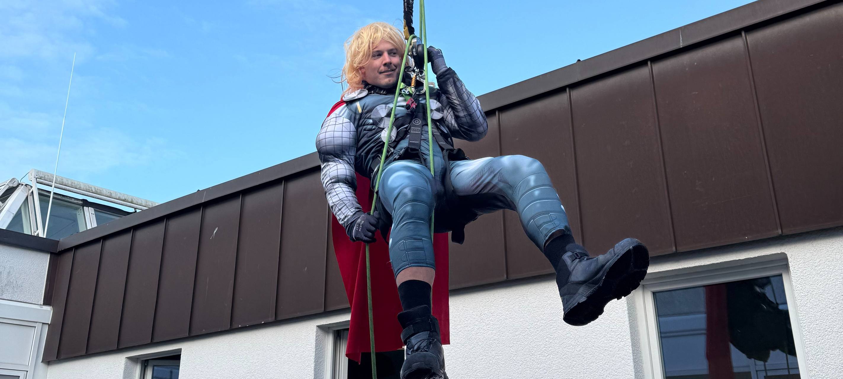 Superhelden in Essen seilen sich an Kinderklinik ab