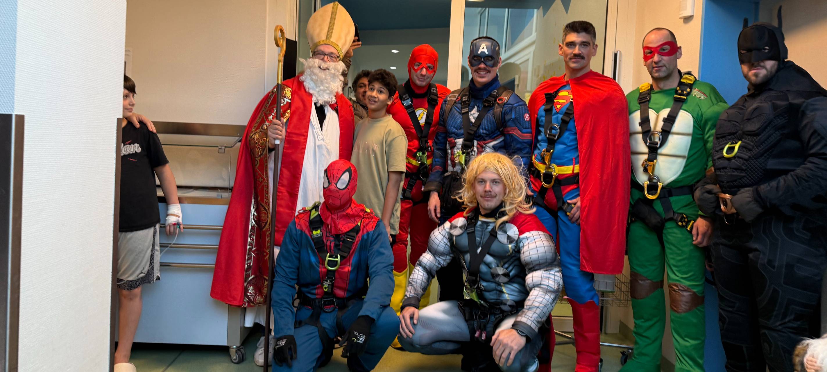Superhelden in Essen seilen sich an Kinderklinik ab