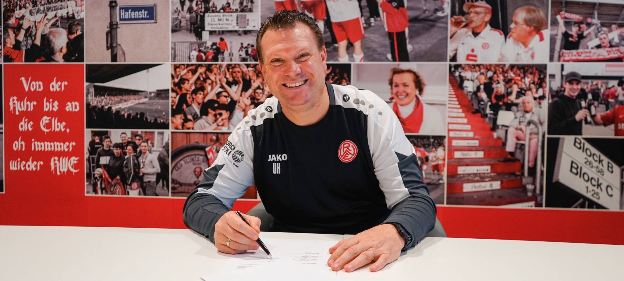 Trainer Uwe Koschinat bei der Vertragsunterschrift.