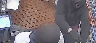 Tankstelle ausgeraubt: Polizei Essen fahndet mit Fotos nach zwei Männern