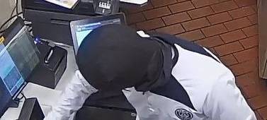 Tankstelle ausgeraubt: Polizei Essen fahndet mit Fotos nach zwei Männern