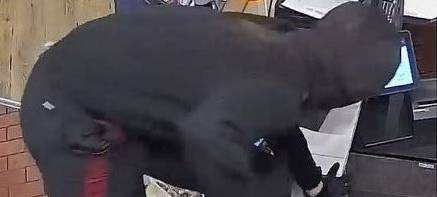 Tankstelle ausgeraubt: Polizei Essen fahndet mit Fotos nach zwei Männern