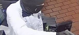 Tankstelle ausgeraubt: Polizei Essen fahndet mit Fotos nach zwei Männern