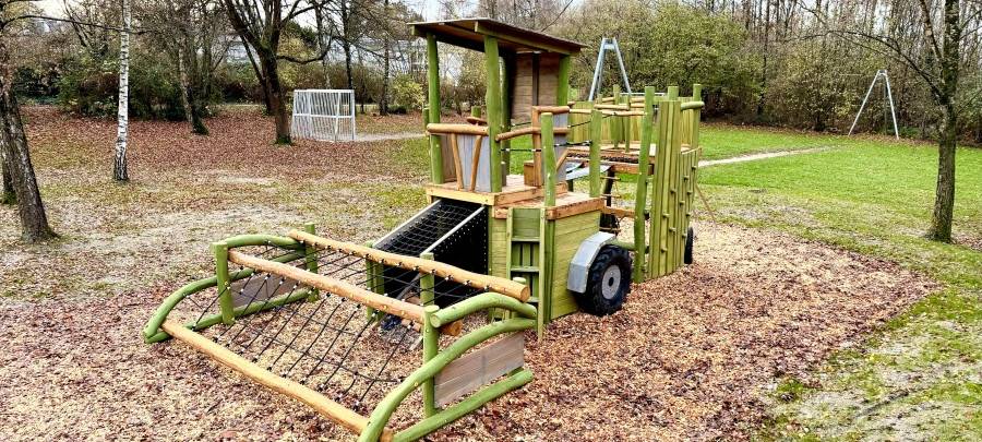 Auf dem Spielplatz Friedrich-Küpper-Weg steht ein neues Spielgerät in Form eines Mähdreschers.