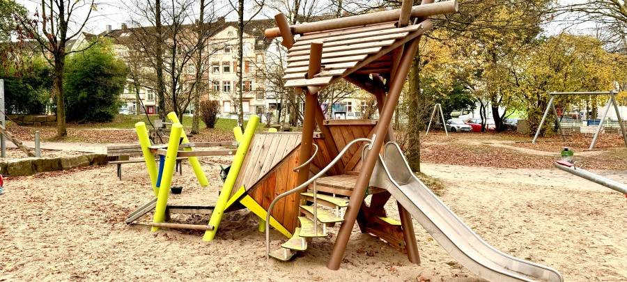 Das neue Sandspielgerät auf dem Spielplatz Manfredstraße eignet sich auch für Kleinkinder.