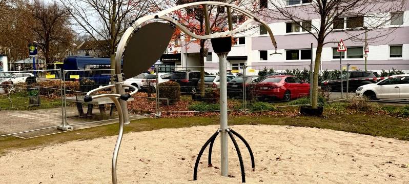 Der Spielplatz Mallinckrodtstraße verfügt nun über ein Spielgerät, das Bewegungen des Windsurfens mit Schwingen und Schaukeln verbindet.