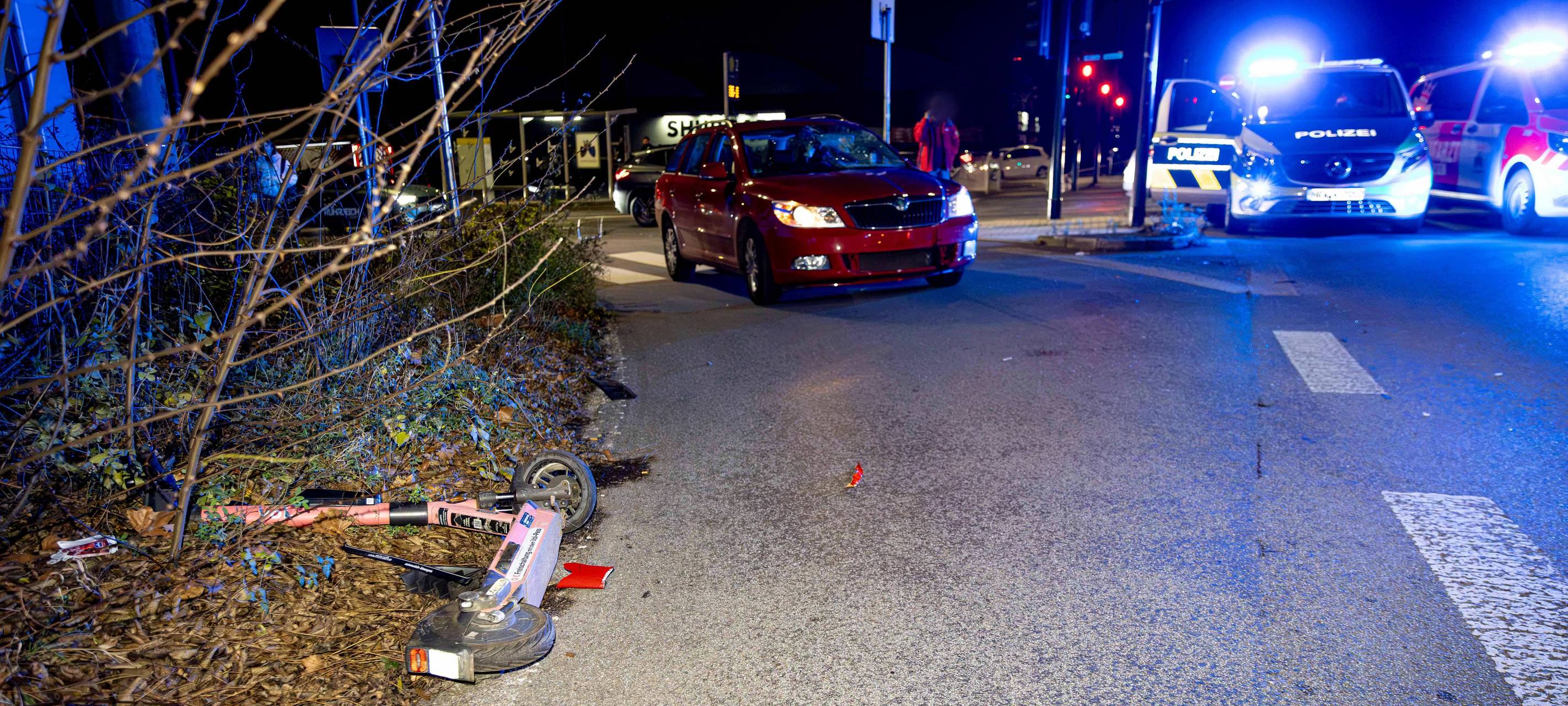 E-Scooter-Fahrt in Essen endet auf einer Motorhaube
