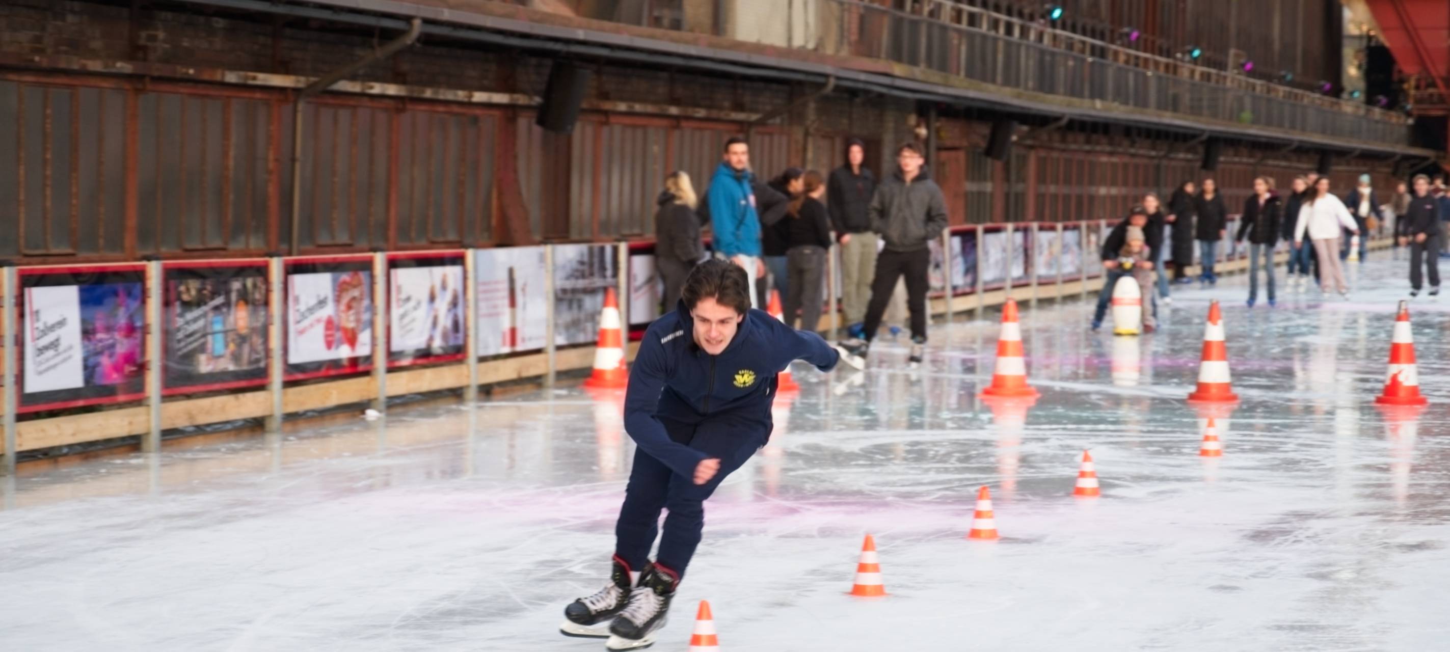 Eisbahn auf Zollverein: Eiskunstlauf versus Eishockey - die Challenge
