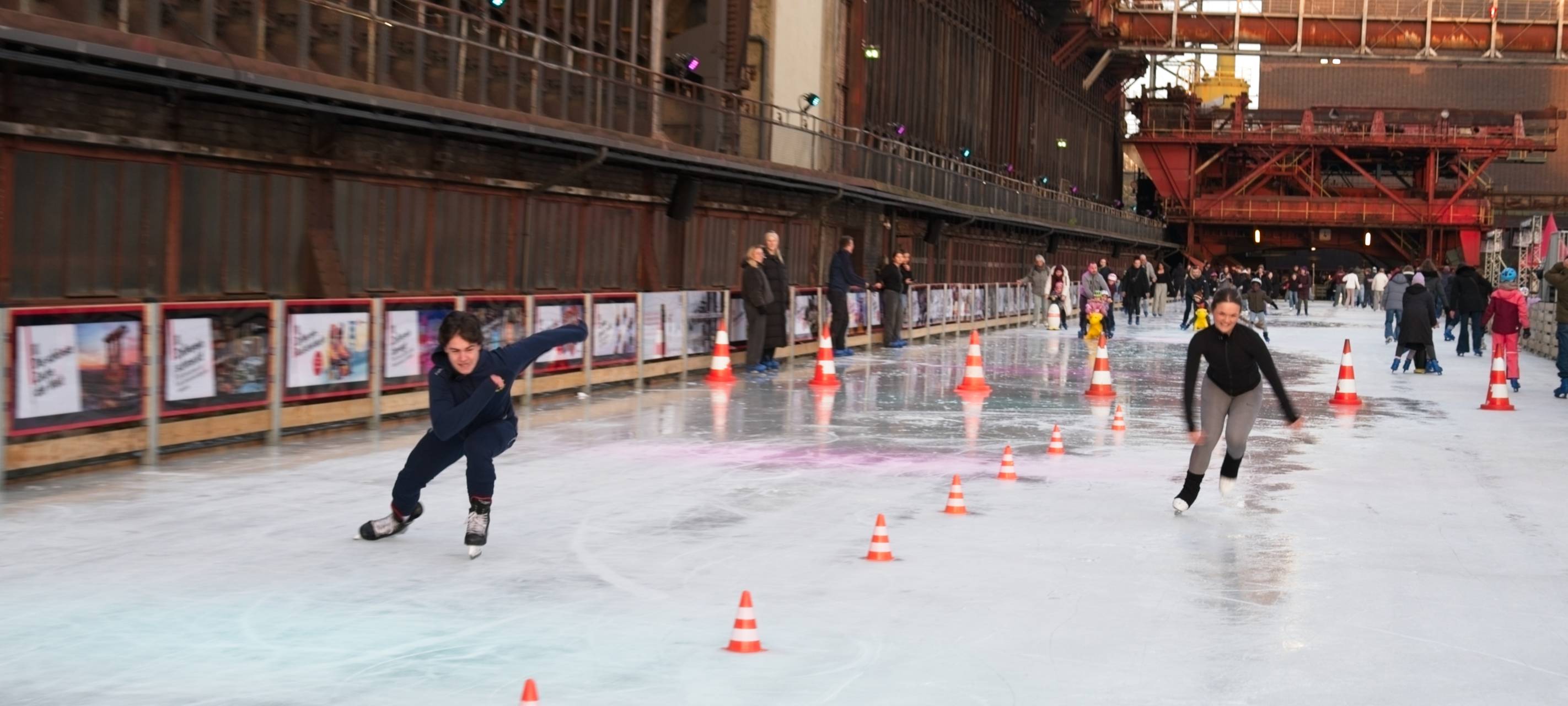 Eisbahn auf Zollverein: Eiskunstlauf versus Eishockey - die Challenge