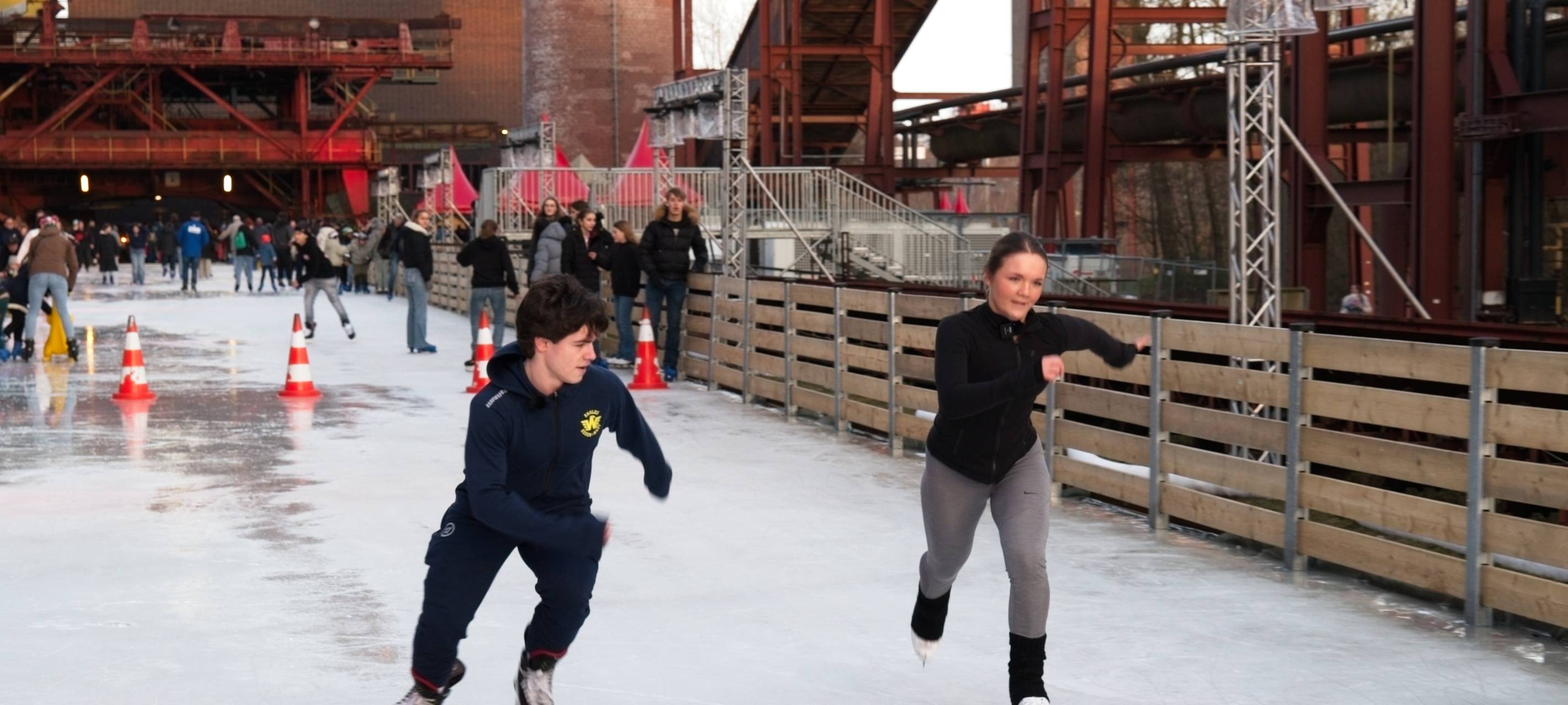 Eisbahn auf Zollverein: Eiskunstlauf versus Eishockey - die Challenge