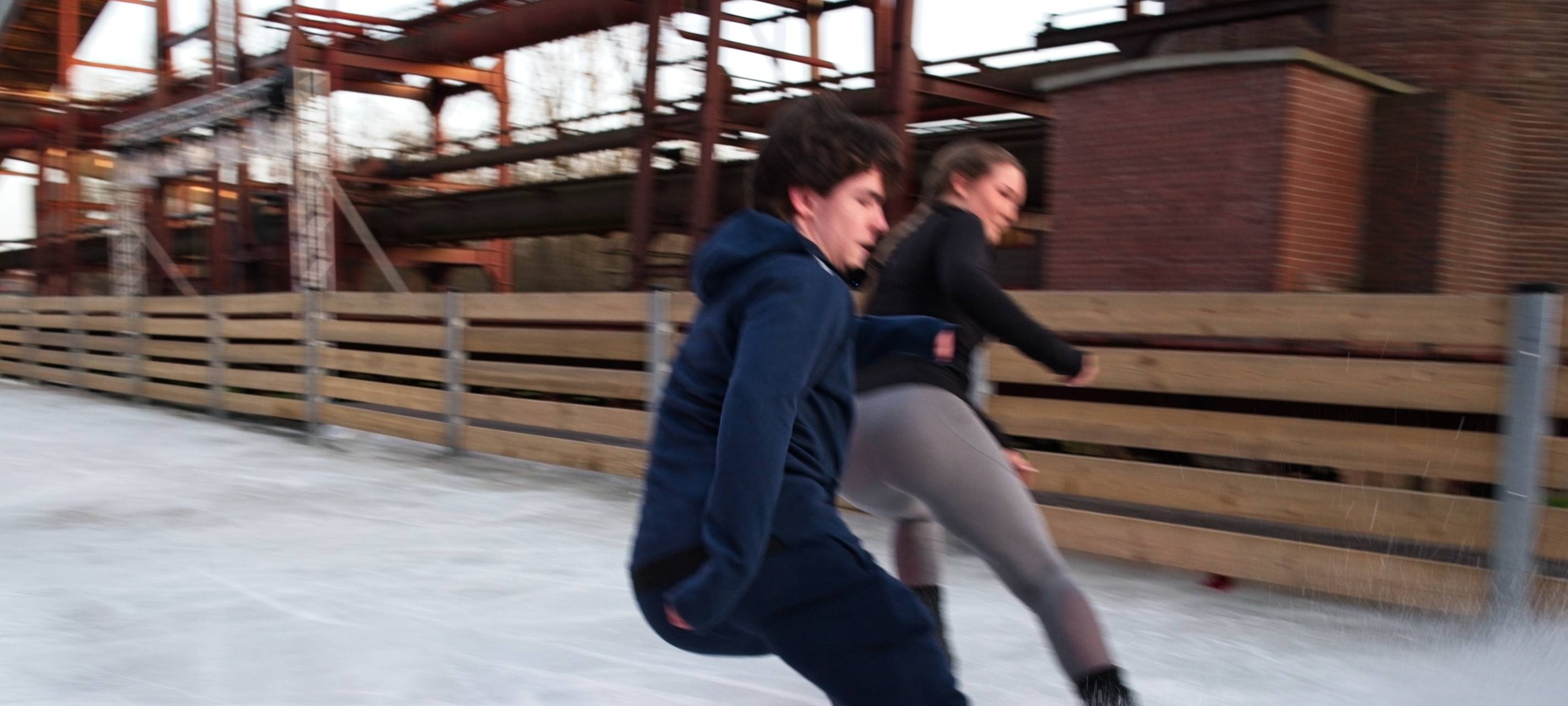 Eisbahn auf Zollverein: Eiskunstlauf versus Eishockey - die Challenge