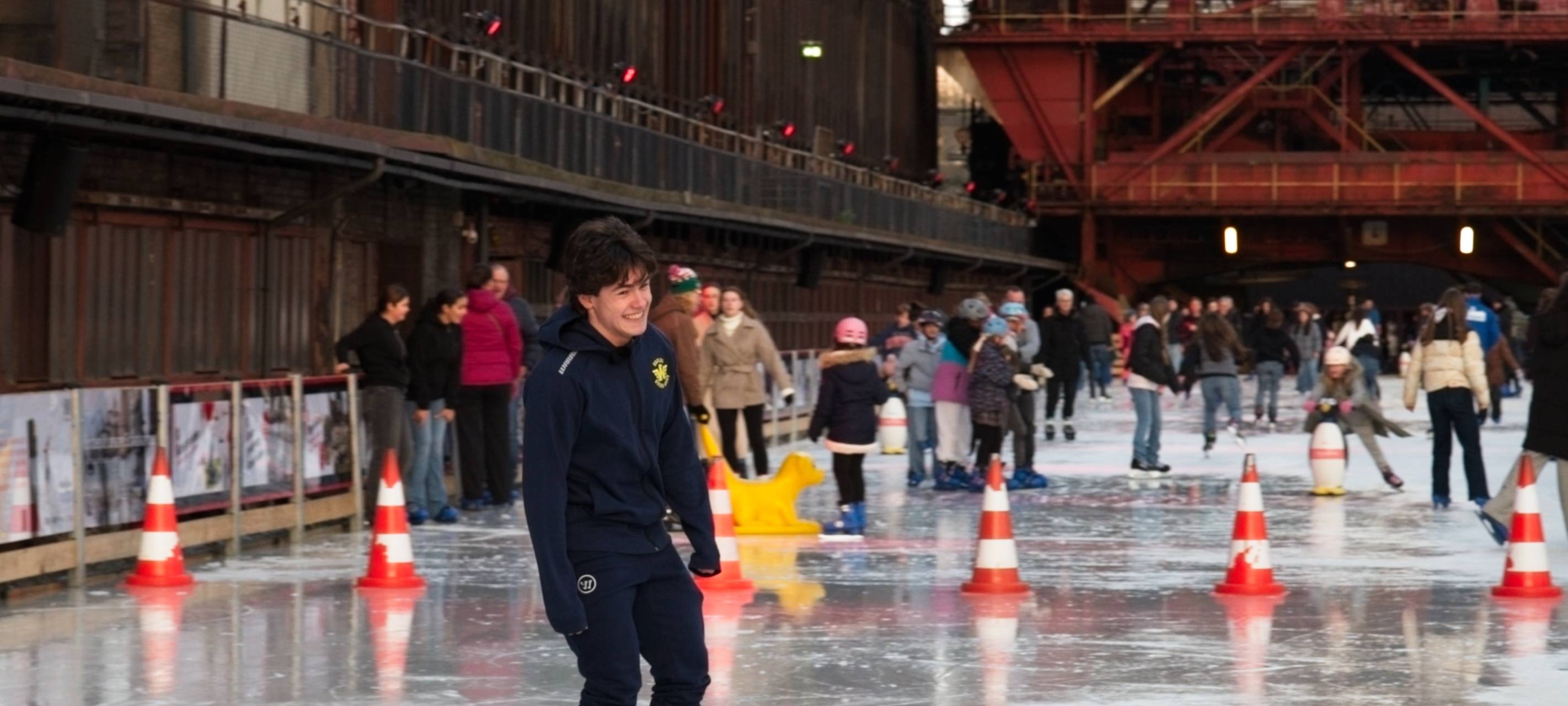 Eisbahn auf Zollverein: Eiskunstlauf versus Eishockey - die Challenge