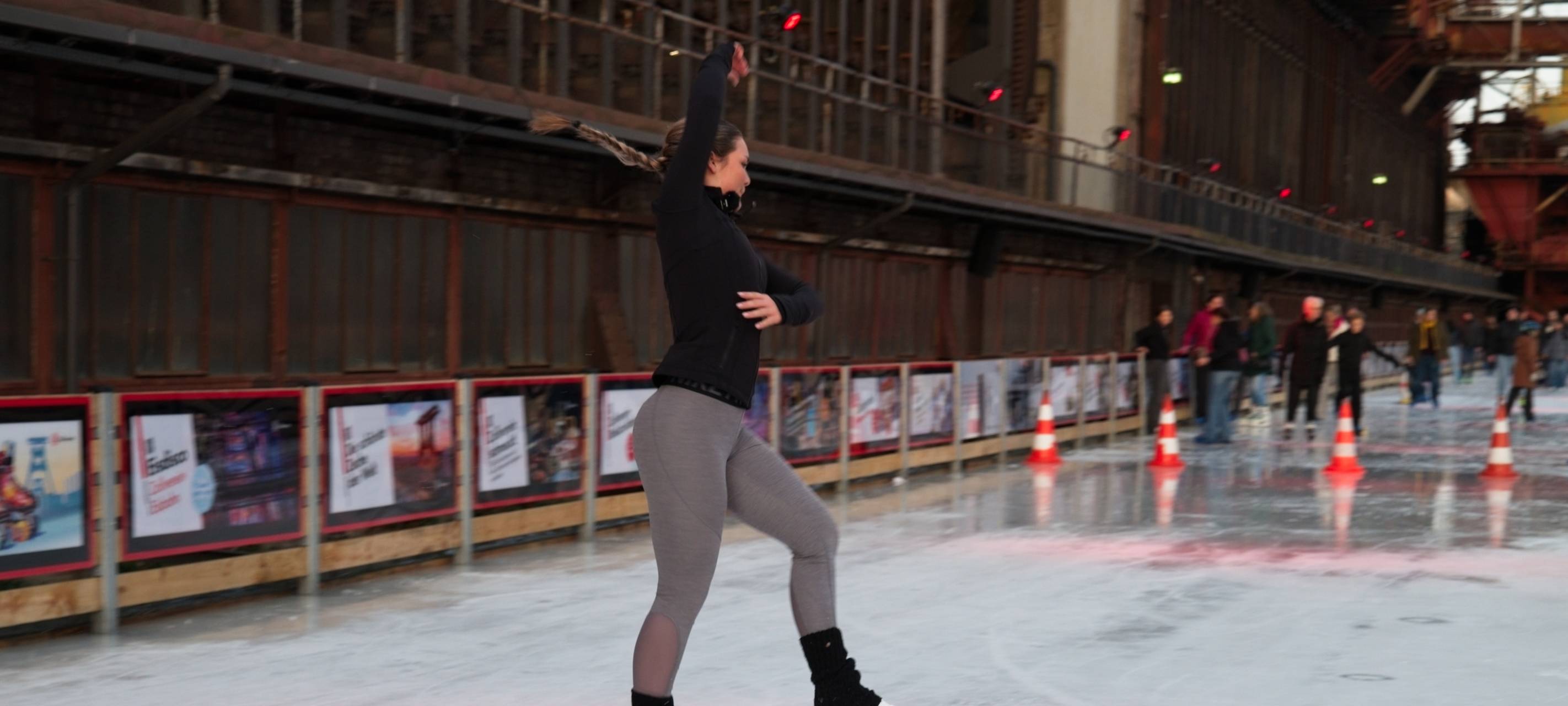 Eisbahn auf Zollverein: Eiskunstlauf versus Eishockey - die Challenge