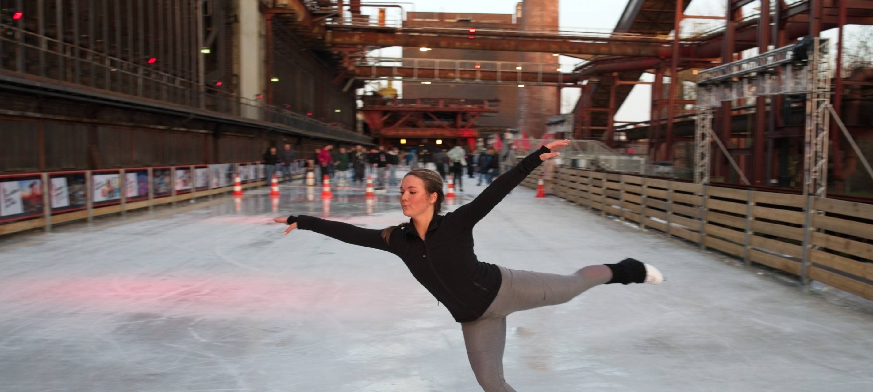 Eisbahn auf Zollverein: Eiskunstlauf versus Eishockey - die Challenge