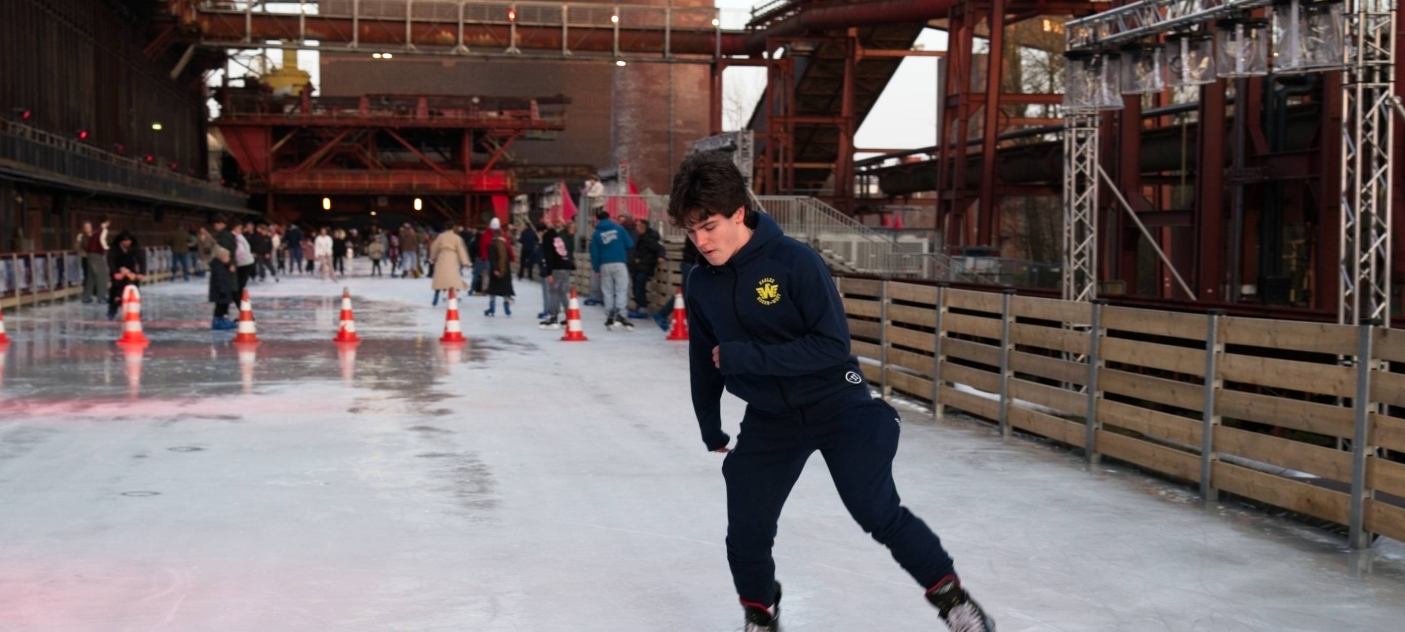 Eisbahn auf Zollverein: Eiskunstlauf versus Eishockey - die Challenge