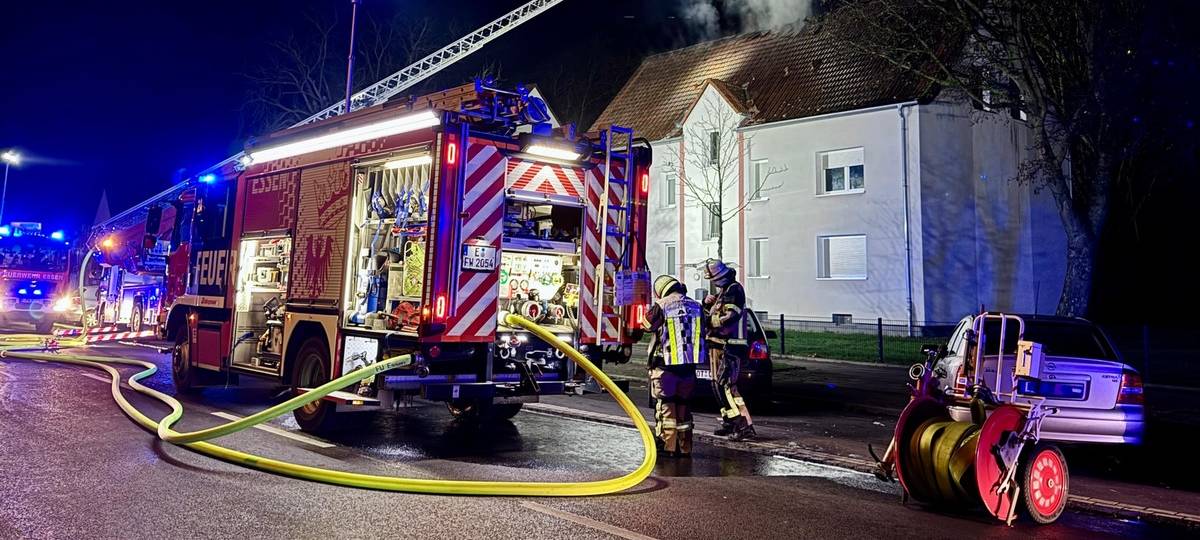 Dachstuhlbrand in Essen - aufwendiger Einsatz für die Feuerwehr