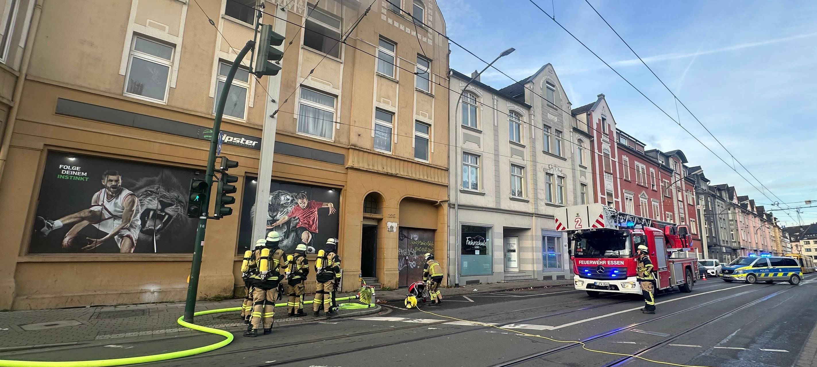 Dachstuhlbrand in Essen - aufwendiger Einsatz für die Feuerwehr
