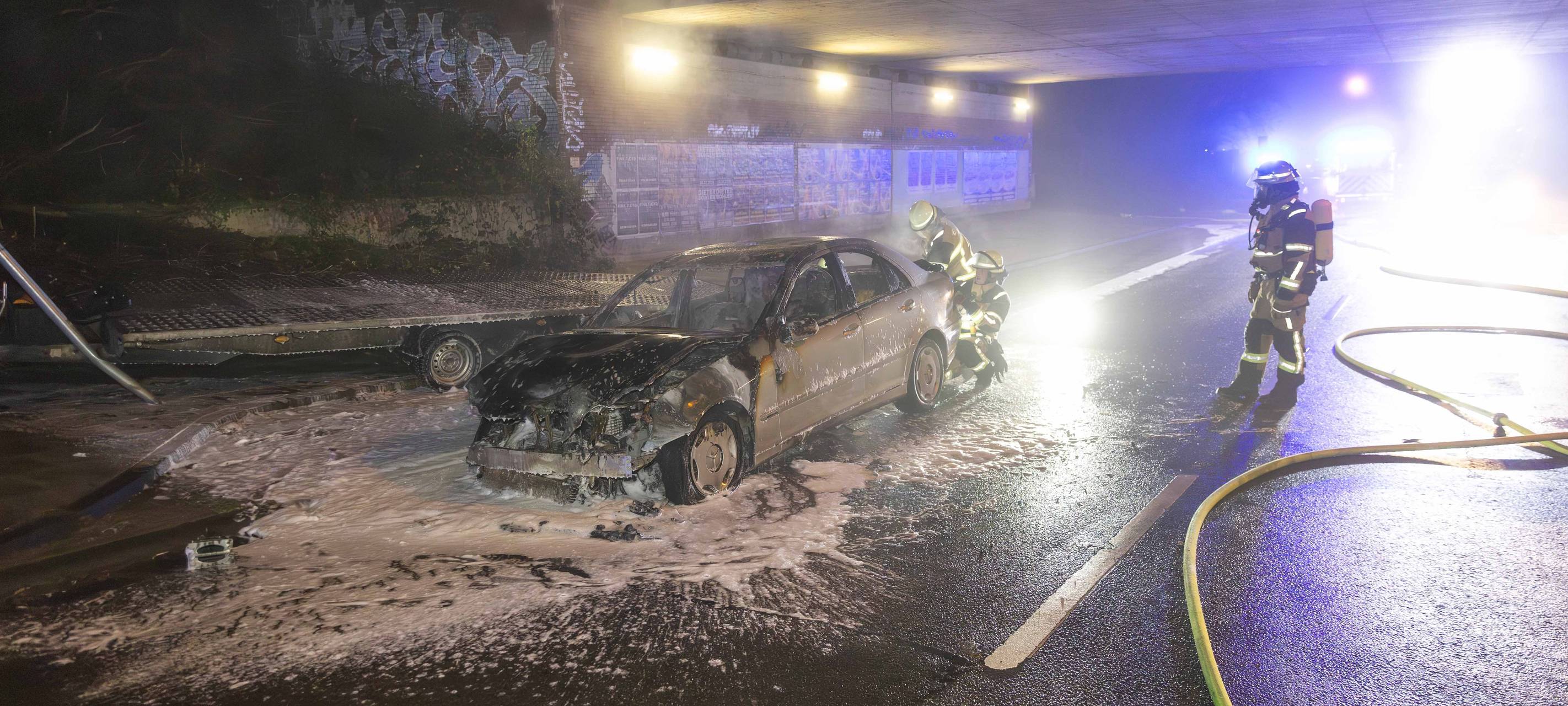 Schwerer Verkehrsunfall in Essen: Mann rettet Fahrer aus Auto