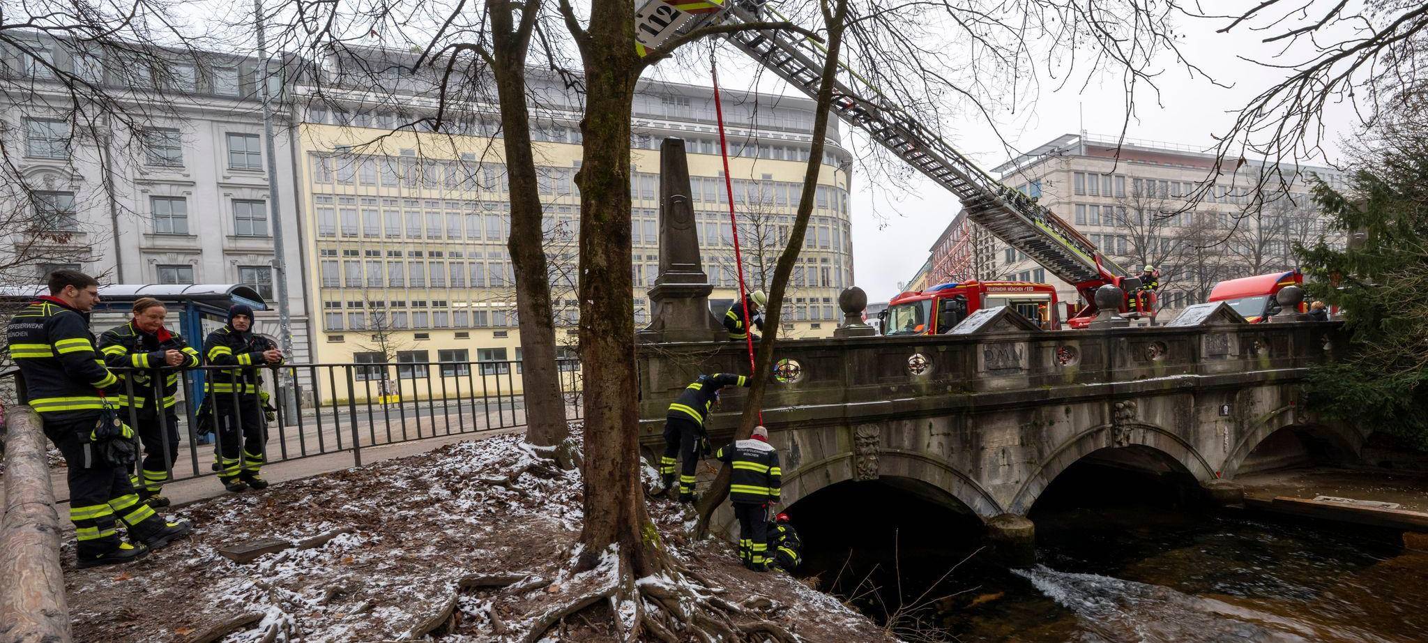 Feuerwehr baut Eisbachwelle zurück