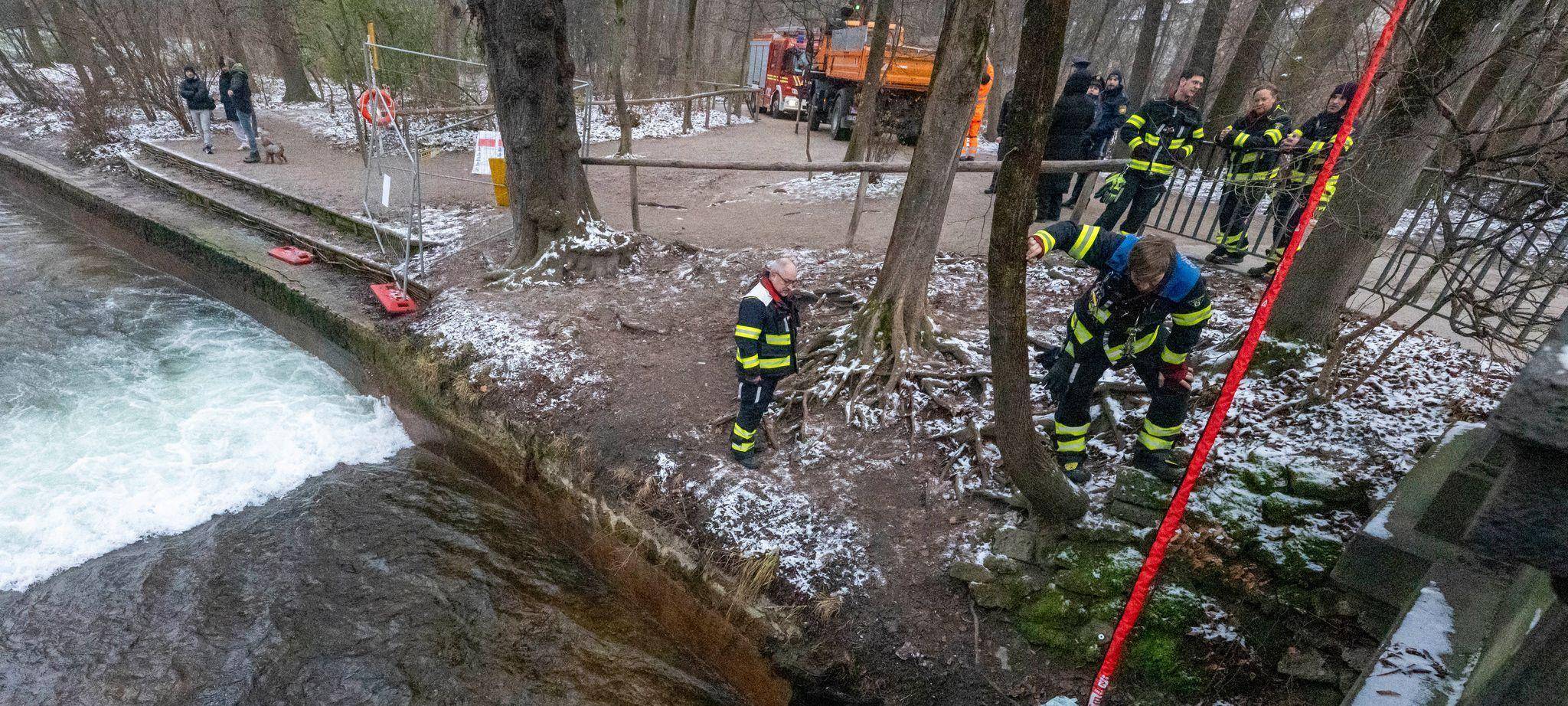 Feuerwehr baut Eisbachwelle zurück