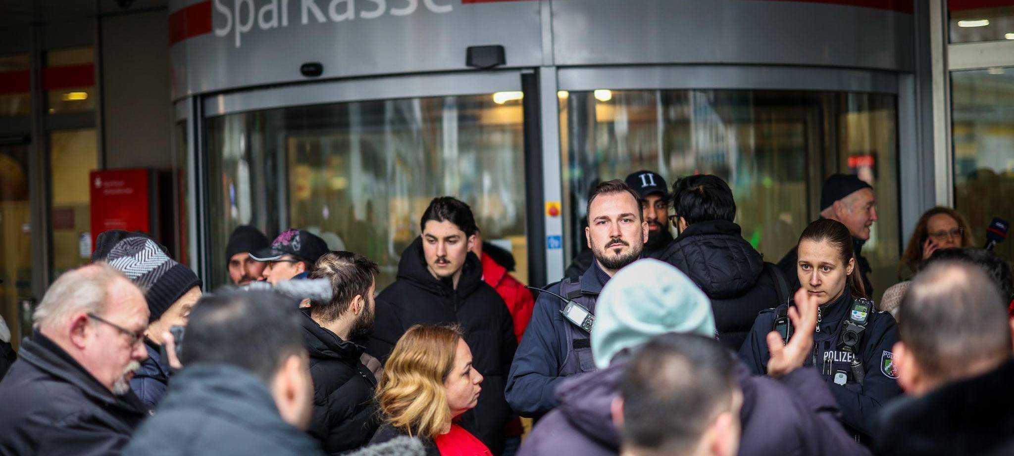 Nach Bankeinbruch - Tresorraum mit Bohrer aufgebrochen