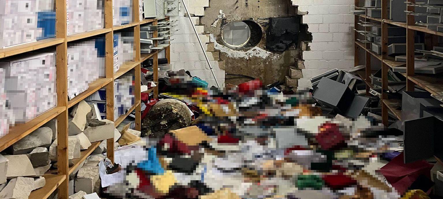 Bankeinbruch - Tresorraum mit Bohrer aufgebrochen