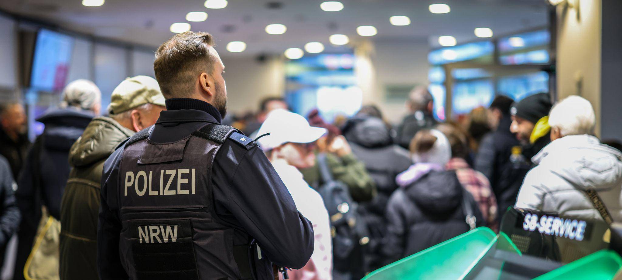 Einbrecher bohren Loch in Tresorraum