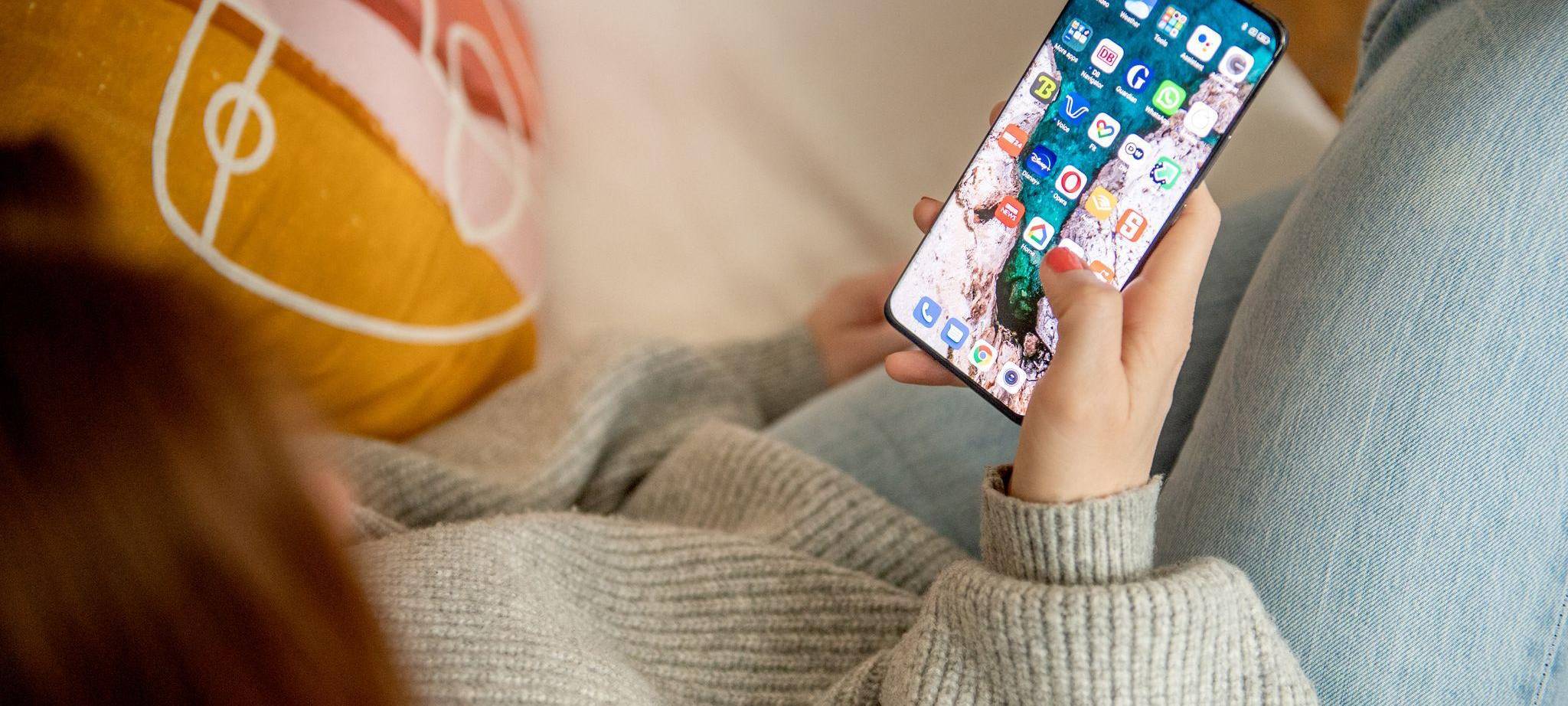 Eine Frau nutzt ihr Smartphone